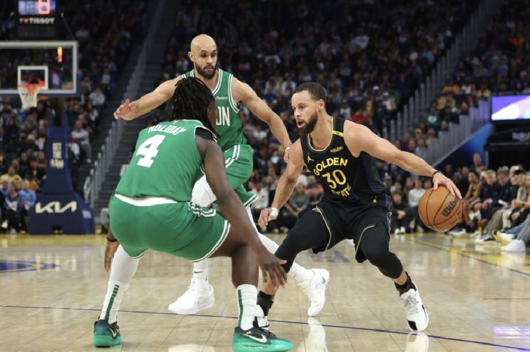 凯尔特人队与火箭队争雄，场上对决激烈非凡