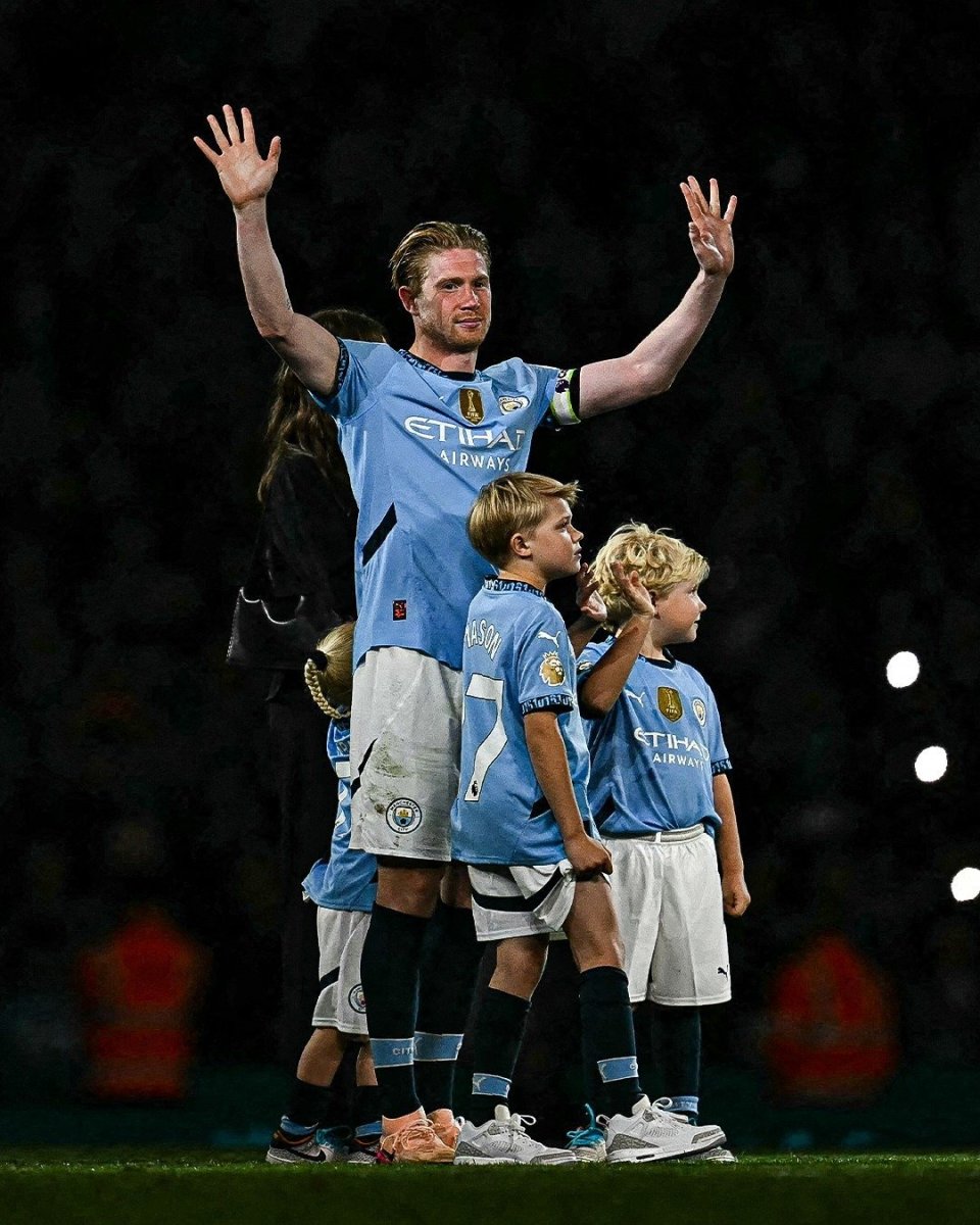 关于皇马再度上演帽子戏法，德布劳内后防线成筛子！的信息