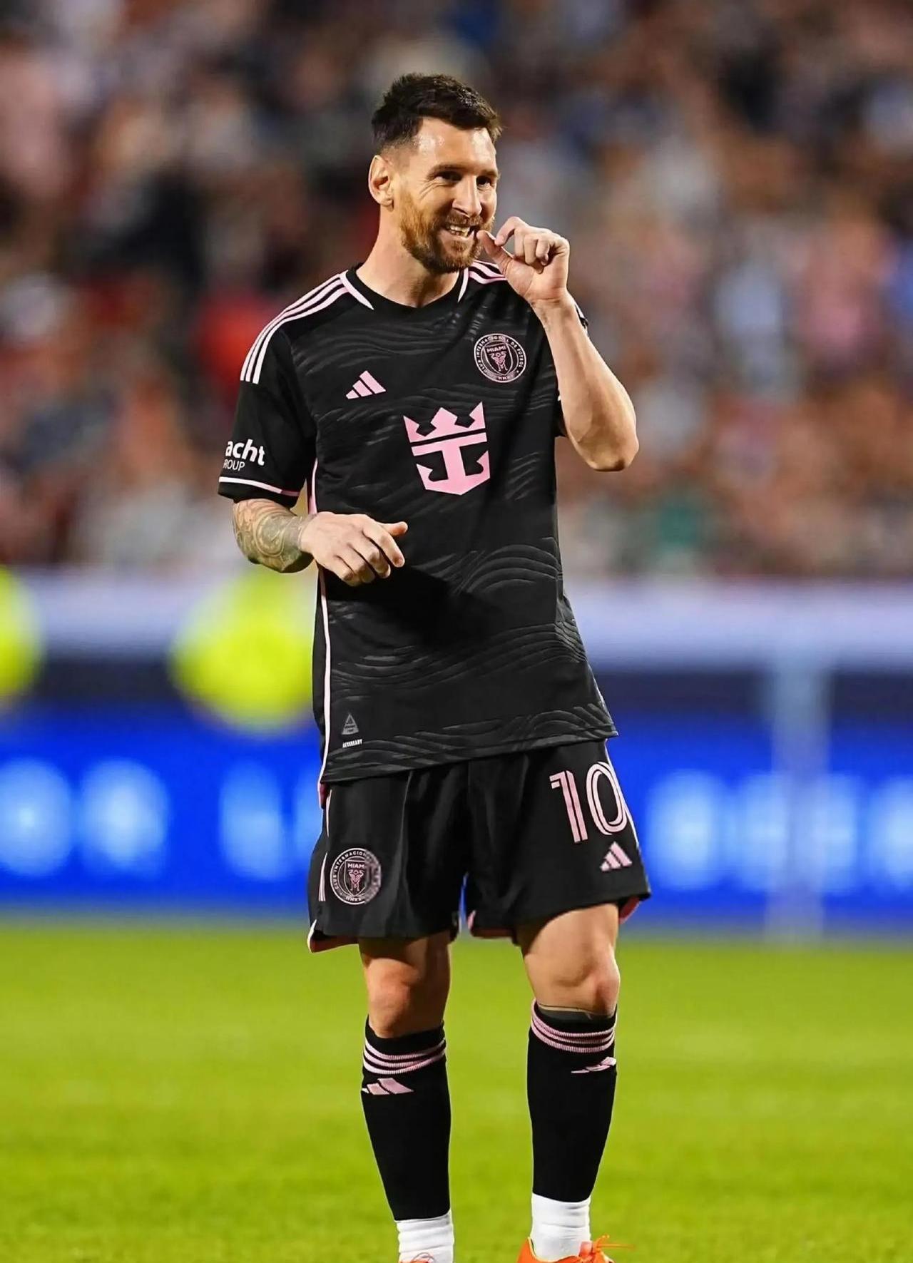 那不勒斯场边指挥情绪激动，梅西队员怒摔水瓶的简单介绍