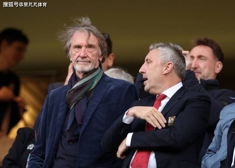 阿森纳重伤倒地，曼联全队围拢祈祷，场面感人的简单介绍