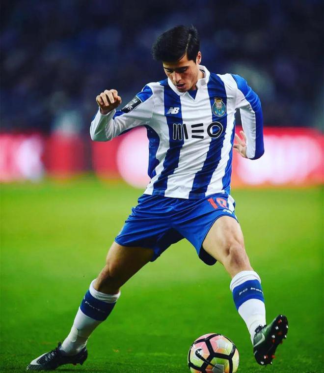 申花赛前列队欢迎波尔图，尊重对手尽显风度！