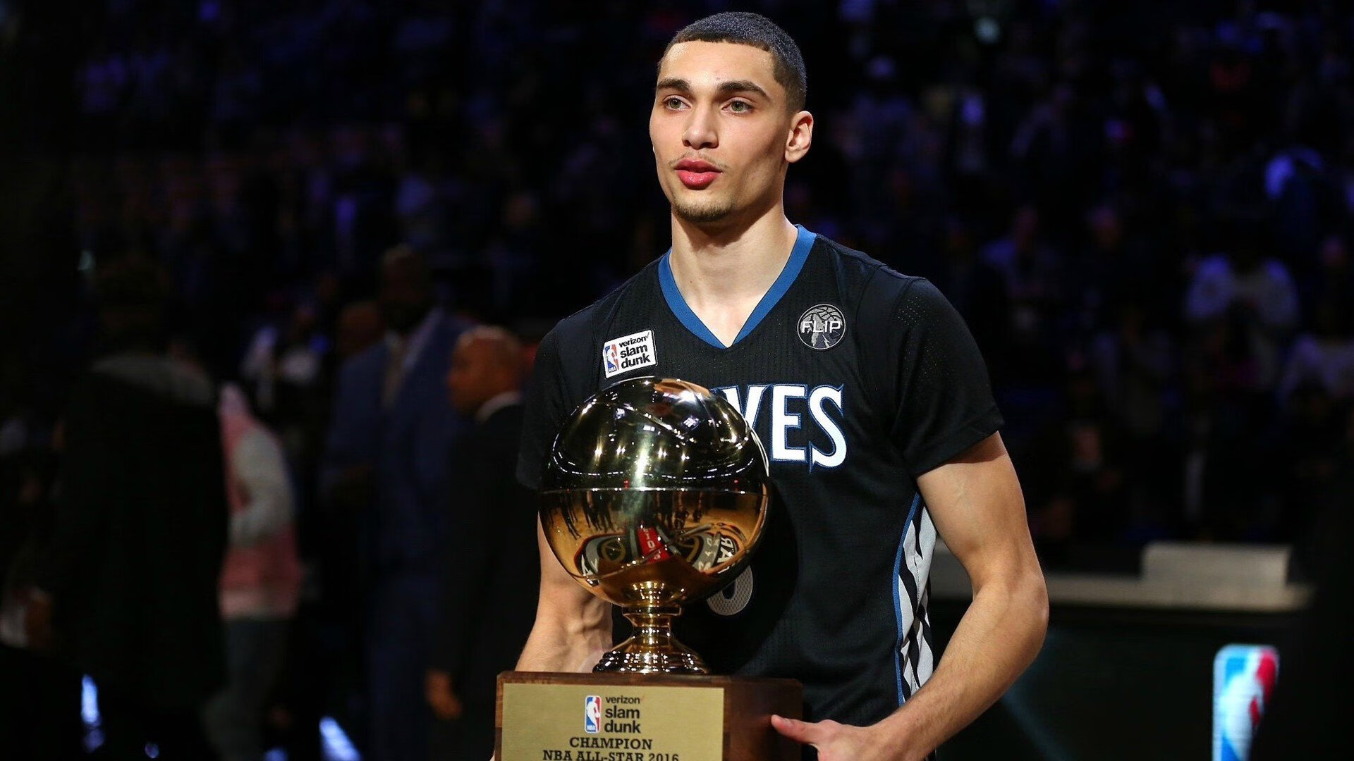 莱万多夫斯基遭遇七连败，TES教练面临压力！